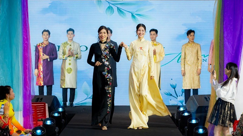 Hoa hậu Nguyễn Thanh Hà cảm thấy vô cùng vinh dự và tự hào khi được sải bước trong trang phục áo dài Việt Nam. (Ảnh: BTC) thanh-ha-2-6829.jpg