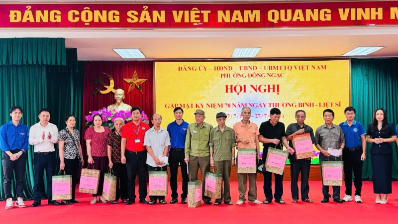 Đại diện Học viện trao quà cho các gia đình có công với cách mạng phường Đông Ngạc. dong-ngac-5077.jpg