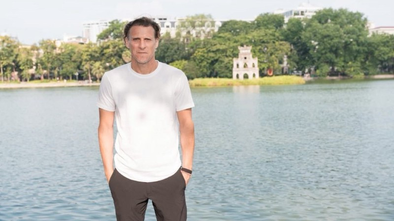 Diego Forlan lưu giữ những hình ảnh đẹp tại hồ Hoàn Kiếm. (Ảnh: BTC) hoan-kiem-8731.jpg
