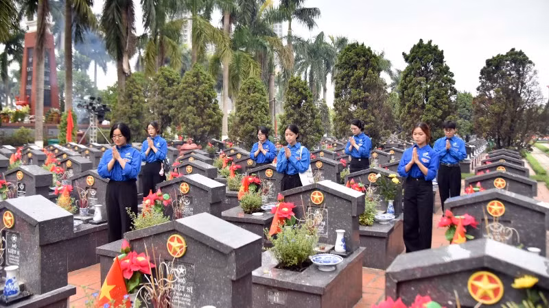 Sinh viên Học viện Tài chính thắp sáng truyền thống “uống nước nhớ nguồn”. 