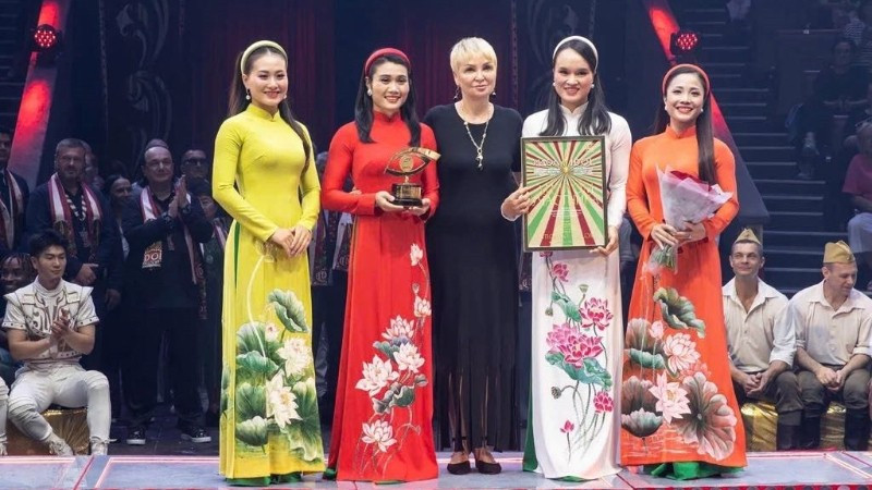 "Đu sen" được trao Giải Đặc biệt tại Liên hoan nghệ thuật xiếc thế giới IDOL 2025. (Ảnh: LĐXVN). giai-2787.jpg