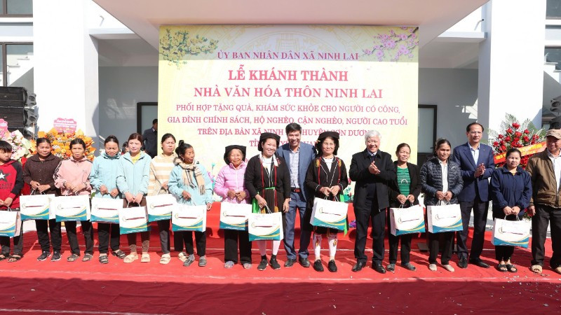Tặng quà người có công, gia đình chính sách, hộ nghèo, cận nghèo, người cao tuổi ở Sơn Thủy, Tuyên Quang. son-duong-8621.jpg
