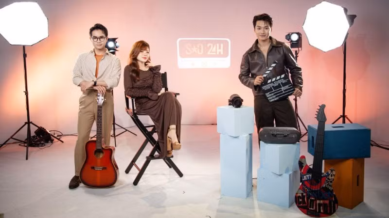 Đồng hành cùng khán giả trong "SAO 24H" là MC Châu Khang, MC Ngọc Thịnh, MC Thái Trang. (Ảnh: VTV)