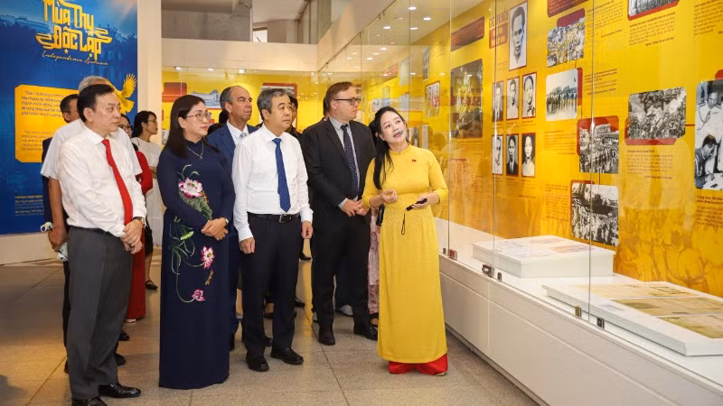 Các đại biểu tham quan trưng bày chuyên đề “Mùa thu Độc lập”. (Ảnh: VIỆT HÙNG)