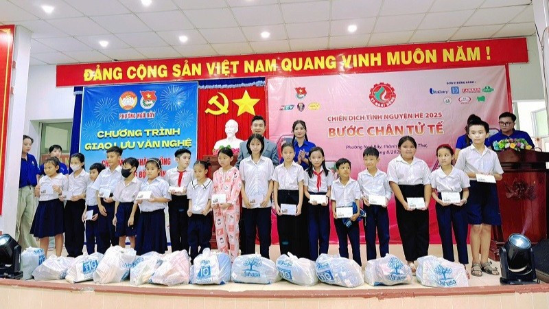 Hoa hậu Môi trường Thế giới 2023 Nguyễn Thanh Hà đồng hành cùng hoạt động tình nguyện Kỳ nghỉ hồng. (Ảnh: NVCC)