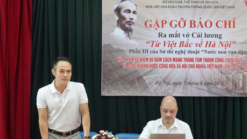 Nghệ sĩ Văn Thuận (bên trái) - người vào vai Chủ tịch Hồ Chí Minh. thuan-1875.jpg
