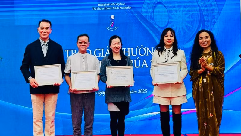 Trao giải A cho các tác phẩm, chương trình xuất sắc.