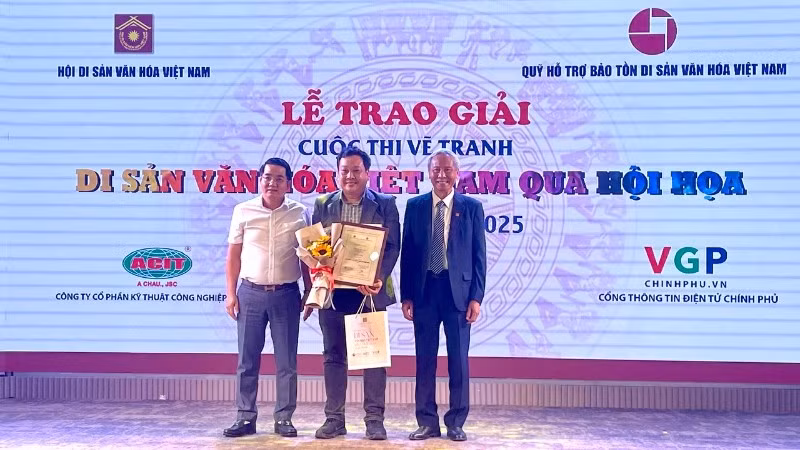 Trao giải Nhất cho tác phẩm khắc gỗ "Dưới bóng nghìn năm" của tác giả Lê Phi Hùng. 