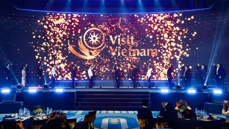 Các đại biểu thực hiện nghi thức ra mắt nền tảng Visit Vietnam. (Ảnh: HOÀNG HÀ)