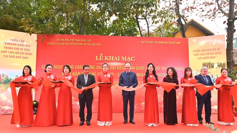 Các đại biểu cắt băng khai mạc chuỗi hoạt động. 