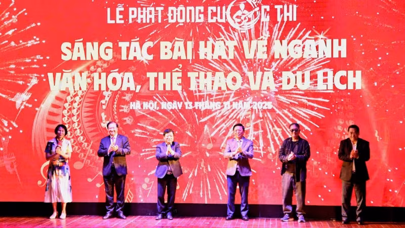 Các đại biểu thực hiện nghi thức phát động cuộc thi. (Ảnh: PHẠM SỸ)