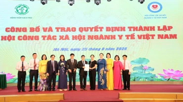Đại diện Bộ Nội vụ trao quyết định thành lập Hội Công tác xã hội ngành y tế Việt Nam.
