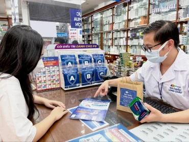 Tư vấn, hướng dẫn người dân mua thuốc tại Hệ thống nhà thuốc Long Châu.