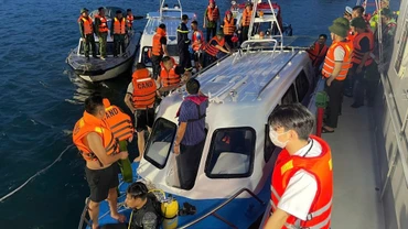 Các lực lượng chức năng có mặt tại hiện trường thực hiện công tác cứu hộ, cứu nạn. Ảnh: Quang Thọ