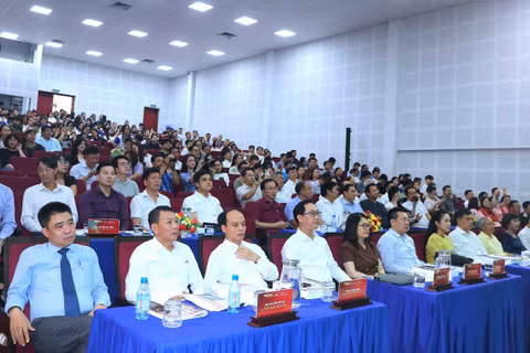 Các đại biểu tham dự hội thảo.