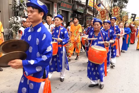 Đoàn rước xuất phát từ khu vực trước Nhà văn hóa thôn Chợ.