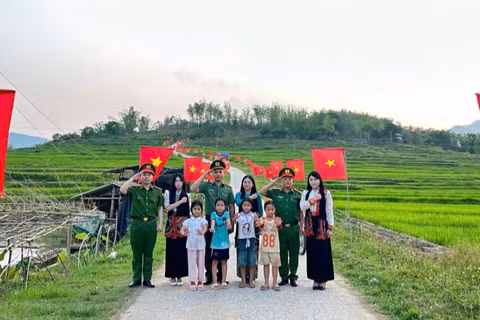 Cờ đỏ sao vàng tung bay nơi biên giới.