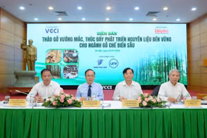 Các đại biểu chủ trì diễn đàn “Tháo gỡ vướng mắc, thúc đẩy phát triển nguyên liệu bền vững cho ngành gỗ chế biến sâu”.