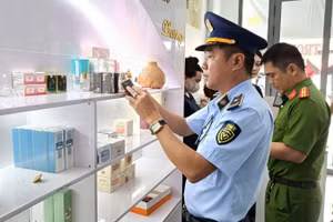 Lực lượng Quản lý thị trường tỉnh Cà Mau phối hợp các lực lượng chức năng kiểm tra một cơ sở kinh doanh mỹ phẩm không rõ nguồn gốc, xuất xứ trên địa bàn.
