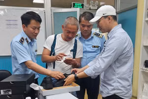Lực lượng Quản lý thị trường thuộc Cục Quản lý và Phát triển thị trường trong nước (Bộ Công thương) đang tiến hành kiểm tra các đôi giày mang dấu hiệu giả mạo nhãn hiệu Nike, Nike Air và Air Jordan tại một nhà máy sản xuất trên địa bàn Thành phố Hồ Chí Minh.