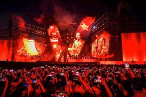 Chương trình “Tổ quốc trong tim” do Báo Nhân Dân phối hợp UBND thành phố Hà Nội tổ chức, mang lại nhiều ấn tượng và cảm xúc với 50 nghìn khán giả.