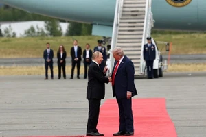 Tổng thống Mỹ Donald Trump gặp Tổng thống Nga Vladimir Putin tại Alaska. Ảnh trong bài | Reuters