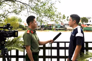 Thượng úy Lê Tuấn Khanh (trái) sẵn sàng cống hiến sức trẻ tại địa phương mới.