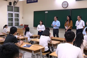 Lãnh đạo Sở Giáo dục và Đào tạo Hà Nội động viên thí sinh tại một điểm thi vào lớp 10 năm học 2025-2026.