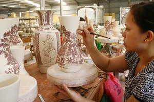 Vẽ trang trí trên sản phẩm tại Công ty cổ phần gốm Chu Đậu (Hải Phòng). Ảnh | KHIẾU MINH
