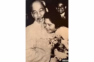 Bức ảnh chụp nghệ sĩ Trà Giang tặng hoa cho Bác Hồ tại Đại hội Văn nghệ toàn quốc năm 1962. Ảnh trong bài | NVCC