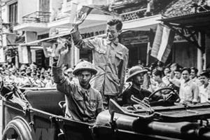 Phó Chủ tịch Ủy ban Quân chính Hà Nội Trần Duy Hưng (người đứng trên xe) từ Việt Bắc tiến về tiếp quản Thủ đô năm 1954. Ảnh | TTXVN