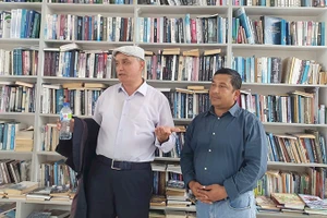 Nhà thơ Azam Obidov (trái) giới thiệu người sáng lập thư viện với các nhà thơ quốc tế.