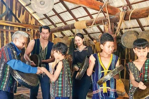 Già làng truyền dạy lớp trẻ đánh cồng chiêng tại làng du lịch Cơ Ho Cil, phường Cam Ly-Đà Lạt.