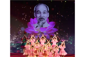Biểu diễn nghệ thuật chào mừng kỷ niệm Ngày sinh Chủ tịch Hồ Chí Minh. 