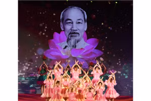 Biểu diễn nghệ thuật chào mừng kỷ niệm Ngày sinh Chủ tịch Hồ Chí Minh. 