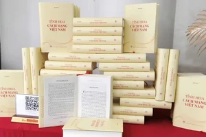 Cuốn sách “Tinh hoa cách mạng Việt Nam” được trưng bày tại buổi lễ.