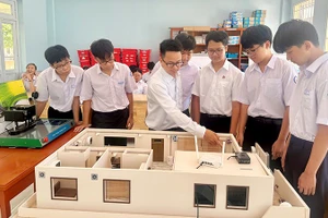 Gắn kết giữa giảng dạy lý thuyết và mô hình thực hành, nghiên cứu khoa học giúp nhiều học sinh trường THPT chuyên Lê Khiết đạt kết quả cao tại các kỳ thi Quốc gia.