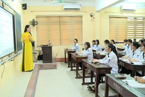 Thầy cô đồng hành với học sinh trước ngày thi tốt nghiệp THPT.