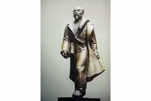 Người cha của các lực lượng vũ trang, 1984, tượng thạch cao của Nguyễn Minh Đỉnh.