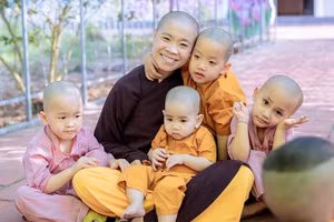 Sư Thích Đàm Ngoan và các bé ở Trung tâm Từ thiện xã hội chùa Hồi Long.