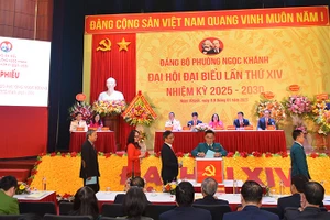 Các đại biểu bỏ phiếu bầu Ban Chấp hành Đảng bộ phường Ngọc Khánh, quận Ba Đình (Hà Nội) khóa XIV.