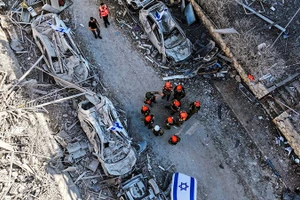 Lực lượng cứu hộ tại một khu dân cư ở Ramat Gan (Israel), sau cuộc tấn công bằng tên lửa từ Iran vào Israel, ngày 14/6. Ảnh | REUTERS