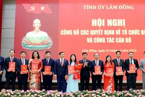 Lãnh đạo Ủy ban nhân dân tỉnh Lâm Đồng (mới) trao các Quyết định bổ nhiệm Giám đốc và Phó Giám đốc Sở Giáo dục và Đào tạo. Ảnh | MAI VĂN BẢO