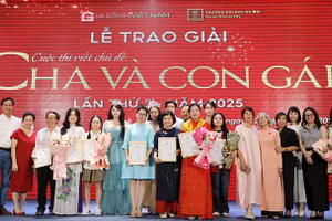 Các tác giả đoạt giải chụp ảnh lưu niệm tại Lễ tổng kết và trao giải Cuộc thi viết “Cha và con gái” lần thứ ba. Ảnh | KHIẾU MINH