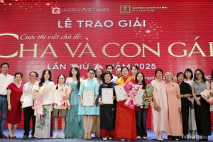 Các tác giả đoạt giải chụp ảnh lưu niệm tại Lễ tổng kết và trao giải Cuộc thi viết “Cha và con gái” lần thứ ba. Ảnh | KHIẾU MINH