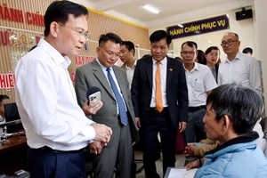 Chủ tịch UBND tỉnh Lâm Đồng (mới) Hồ Văn Mười trao đổi với người dân khi đến làm thủ tục hành chính tại phường Xuân Trường - Đà Lạt.