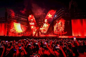 Chương trình “Tổ quốc trong tim” do Báo Nhân Dân phối hợp UBND thành phố Hà Nội tổ chức, mang lại nhiều ấn tượng và cảm xúc với 50 nghìn khán giả.