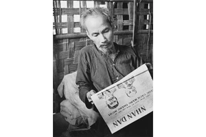 Bác Hồ đọc Báo Nhân Dân tại chiến khu Việt Bắc. Ảnh | Tư liệu