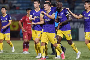 Tuấn Hải (9) ăn mừng cùng đồng đội tại CLB Hà Nội.