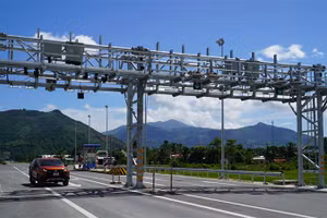 Mô hình thu phí tự động không dừng đa làn tự do không barie đầu vào (free-flow) lần đầu tiên được áp dụng ở Việt Nam tại cao tốc Nha Trang-Cam Lâm do đội ngũ kỹ sư người Việt của ELCOM thiết kế, sản xuất.